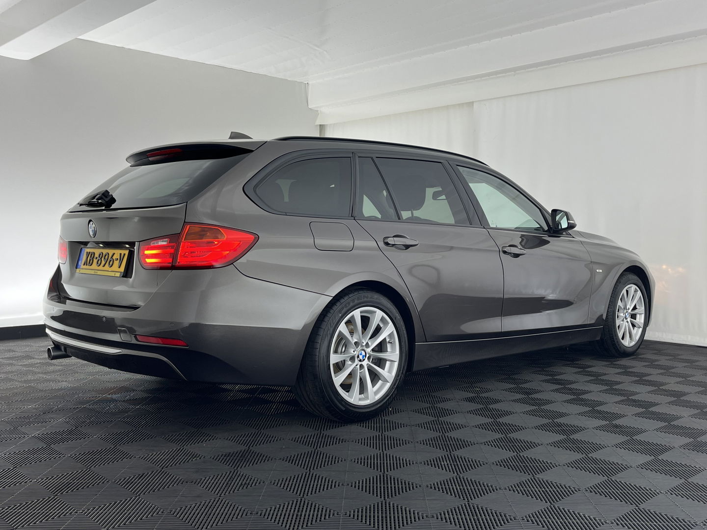 BMW 3 Serie Touring 318d Modern Line High Executive *LEATHER-FABRIC | NAVI-FULLMAP | HEATED-COMFORTSEATS | ECC | PRIVACY-GLASS | TOWBAR | CRUISE | PDC | 17''ALU*