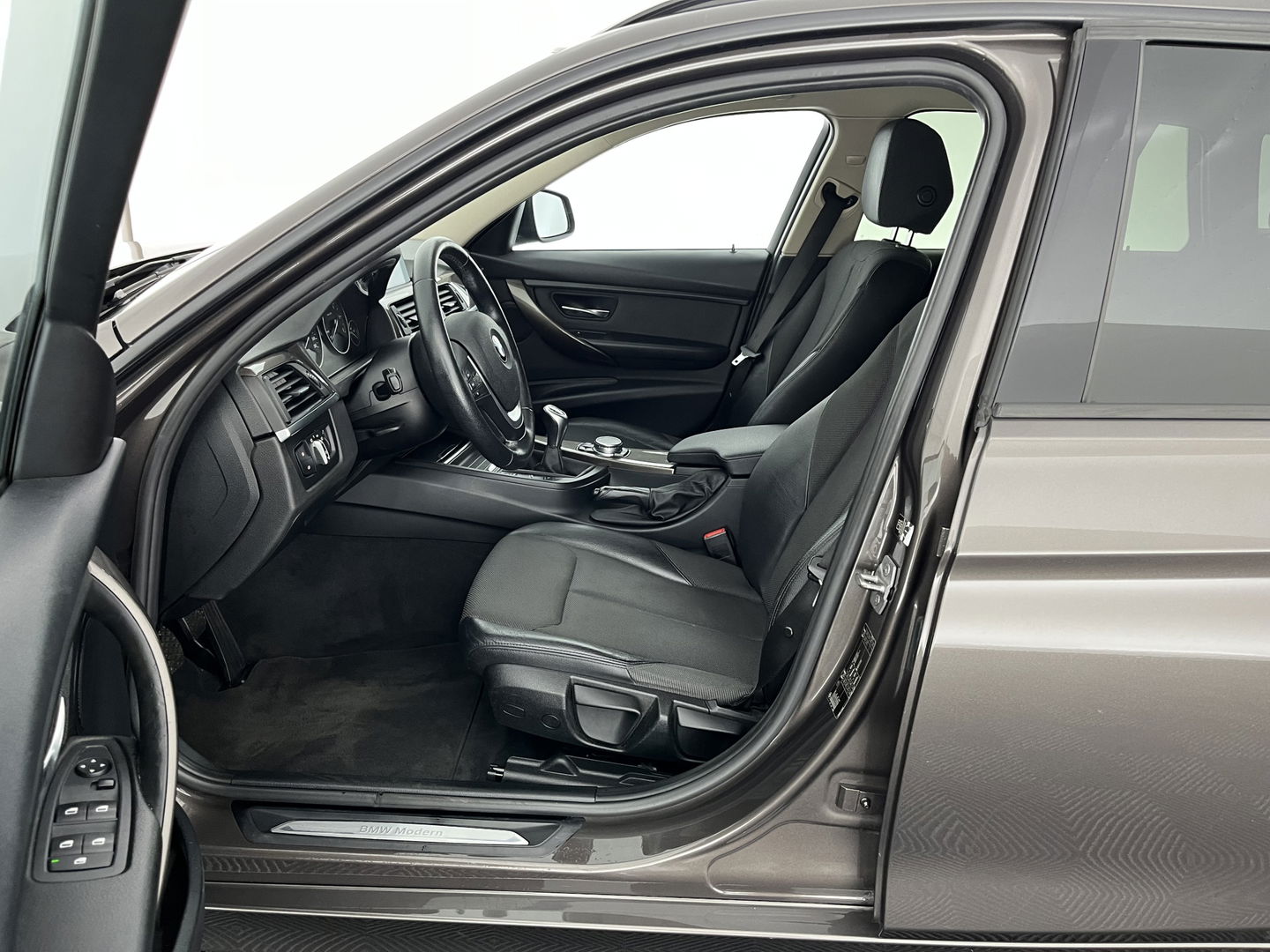 BMW 3 Serie Touring 318d Modern Line High Executive *LEATHER-FABRIC | NAVI-FULLMAP | HEATED-COMFORTSEATS | ECC | PRIVACY-GLASS | TOWBAR | CRUISE | PDC | 17''ALU*