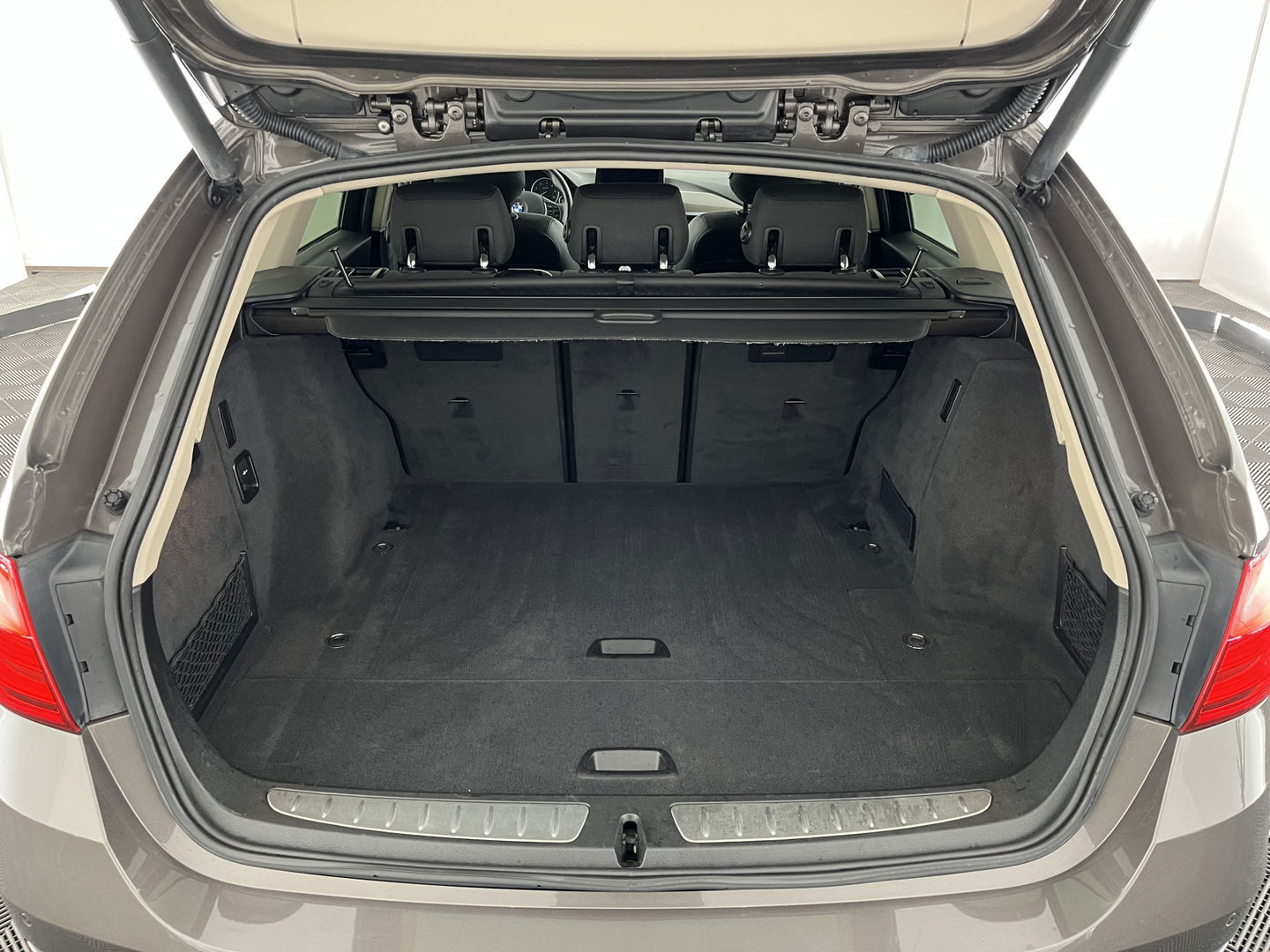 BMW 3 Serie Touring 318d Modern Line High Executive *LEATHER-FABRIC | NAVI-FULLMAP | HEATED-COMFORTSEATS | ECC | PRIVACY-GLASS | TOWBAR | CRUISE | PDC | 17''ALU*