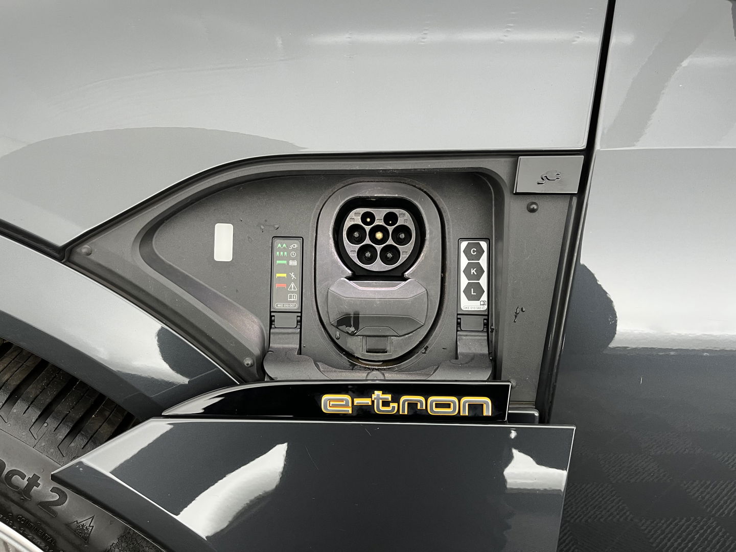 Audi e-tron 55 quattro Advanced edition Plus 95 kWh [3-Fase] {SOH-93%} (INCL-BTW) Aut.*LUXURY-LEATHER | ADAPTIVE-CRUISE | FULL-LED | DIGI-COCKPIT | KEYLESS | MEMORY-PACK | CAMERA | NAVI-FULLMAP | SHIFT-PADDLES | DAB+ | HEATED-COMFORTSEATS | DRIVE-SELECT | 20''AL