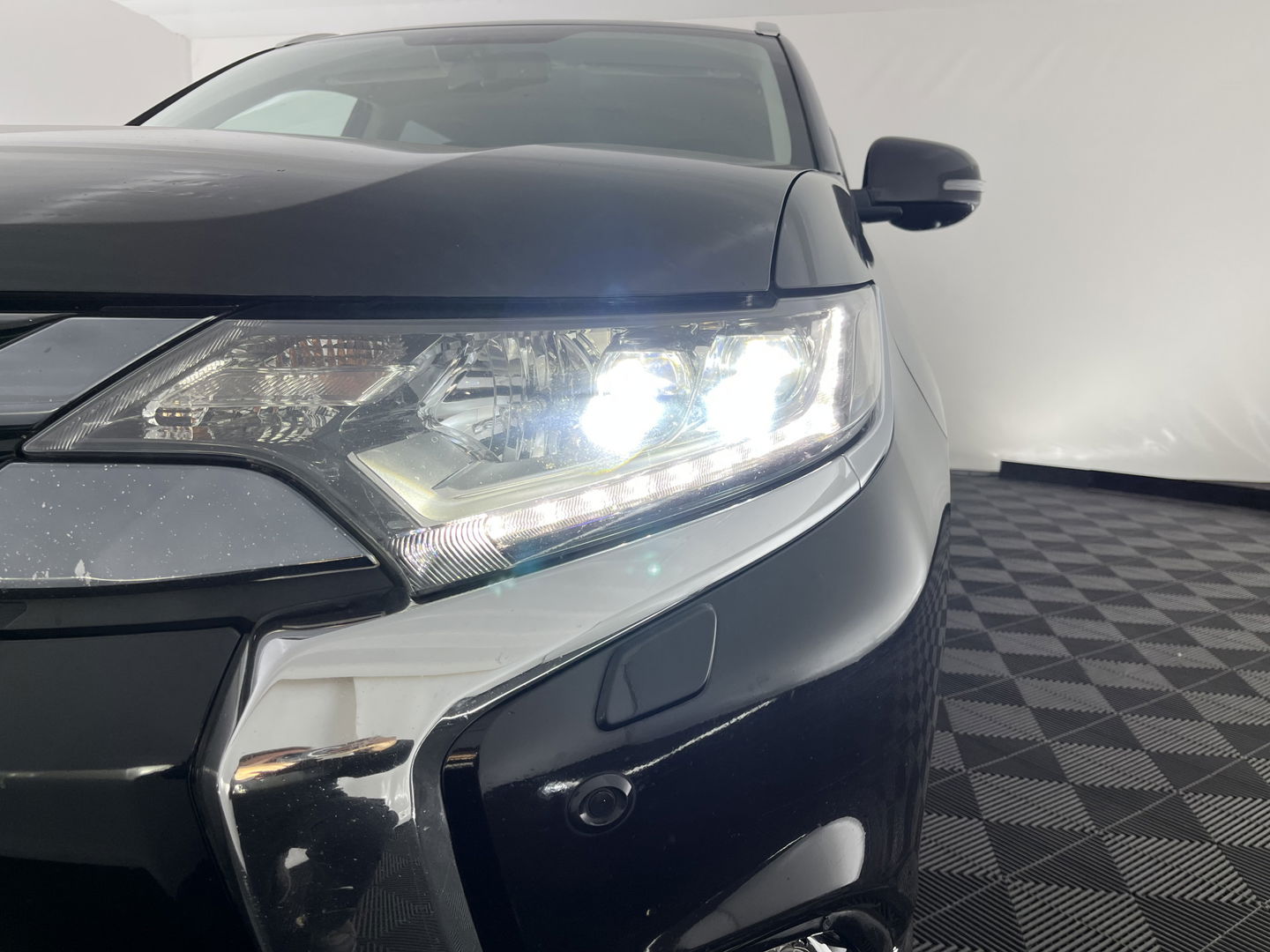 Mitsubishi Outlander 2.0 PHEV Instyle ( Plug-In ) Aut *BROWN-FULL-LEATHER | LED-LIGHTS | NAVI-FULLMAP | KEYLESS | CAMERA | HEATED-COMFORTSEATS | ECC | SHIFT-PADDLES | PDC | CRUISE | PRIVACY-GLASS | DAB | TOWBAR | 18''ALU *