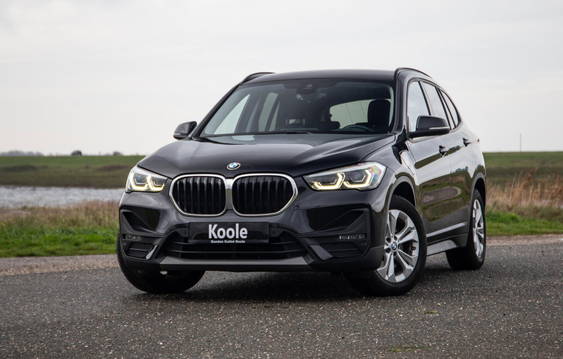 BMW X1 xDrive25e Executive CAMERA / CARPLAY / AUTOMAAT / LEDER / LED / CRUISE CONTROLE / STOELVERWARMING