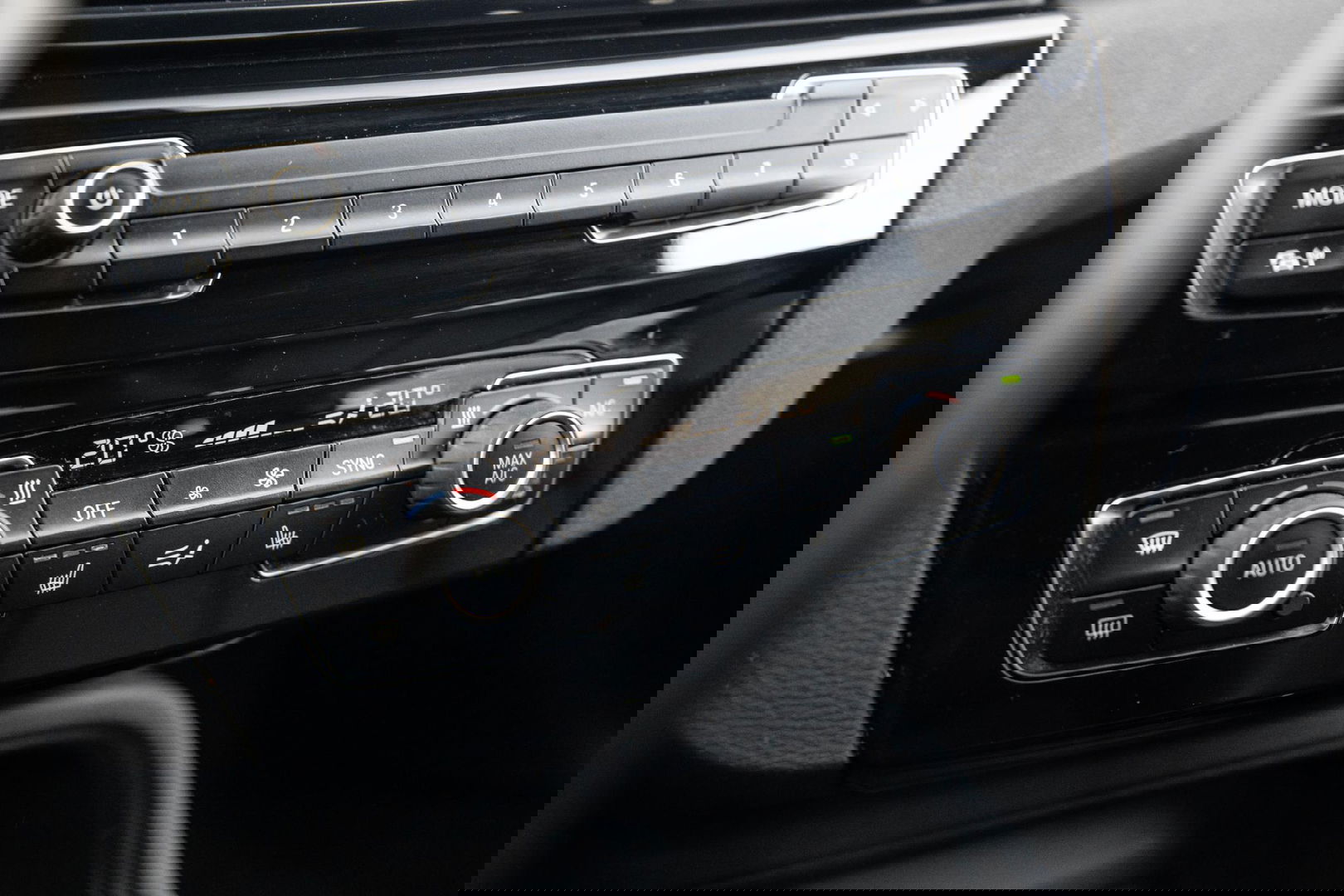 BMW X1 xDrive25e Executive CAMERA / CARPLAY / AUTOMAAT / LEDER / LED / CRUISE CONTROLE / STOELVERWARMING