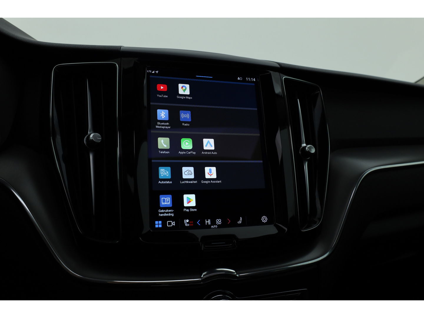 Volvo XC60 2.0 T6 Plug-in hybrid AWD Core | Pano | Pilot Assist | Blis | 4x Stoel- & stuurverw. | 19" | CarPlay |