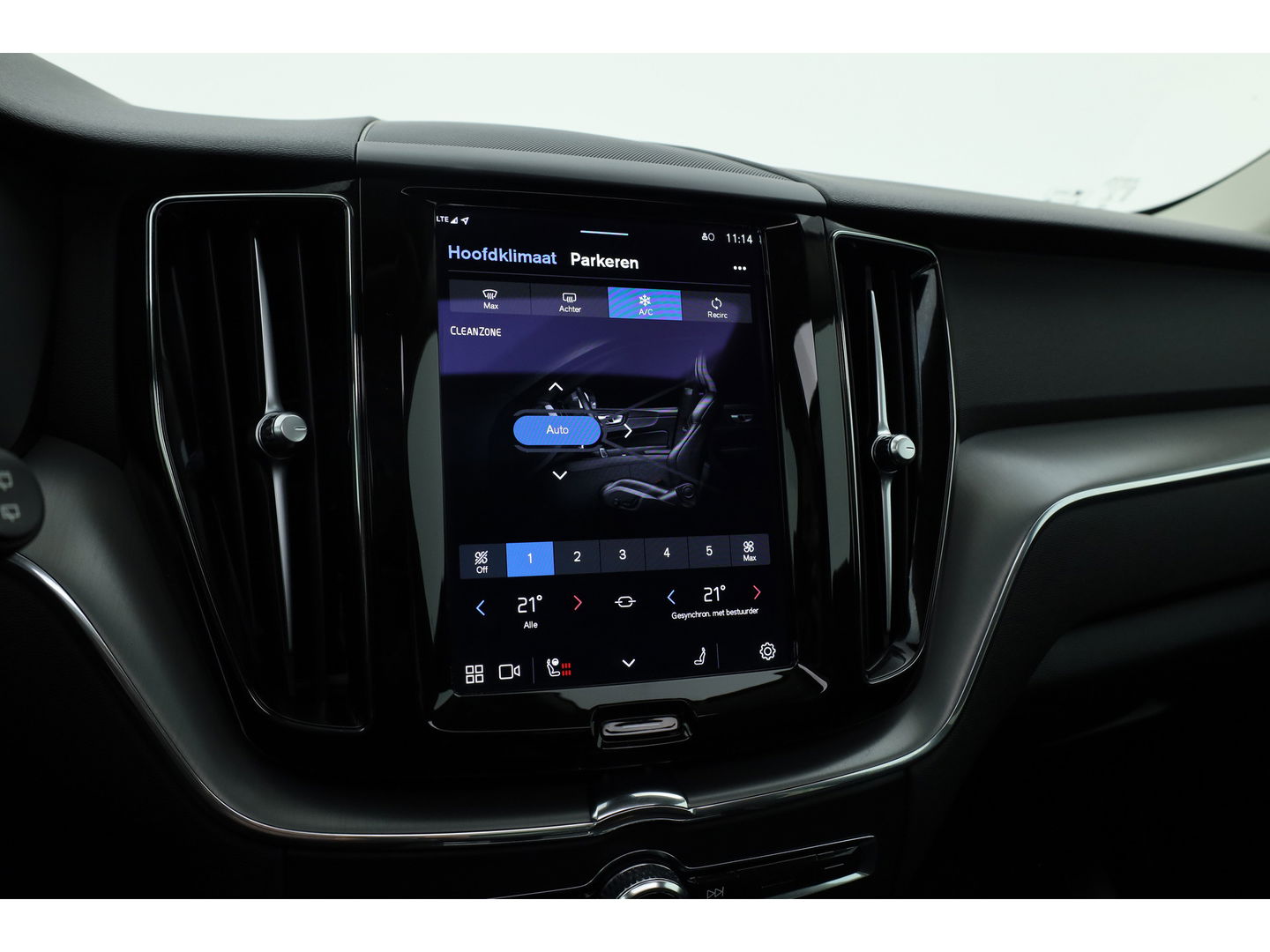 Volvo XC60 2.0 T6 Plug-in hybrid AWD Core | Pano | Pilot Assist | Blis | 4x Stoel- & stuurverw. | 19" | CarPlay |
