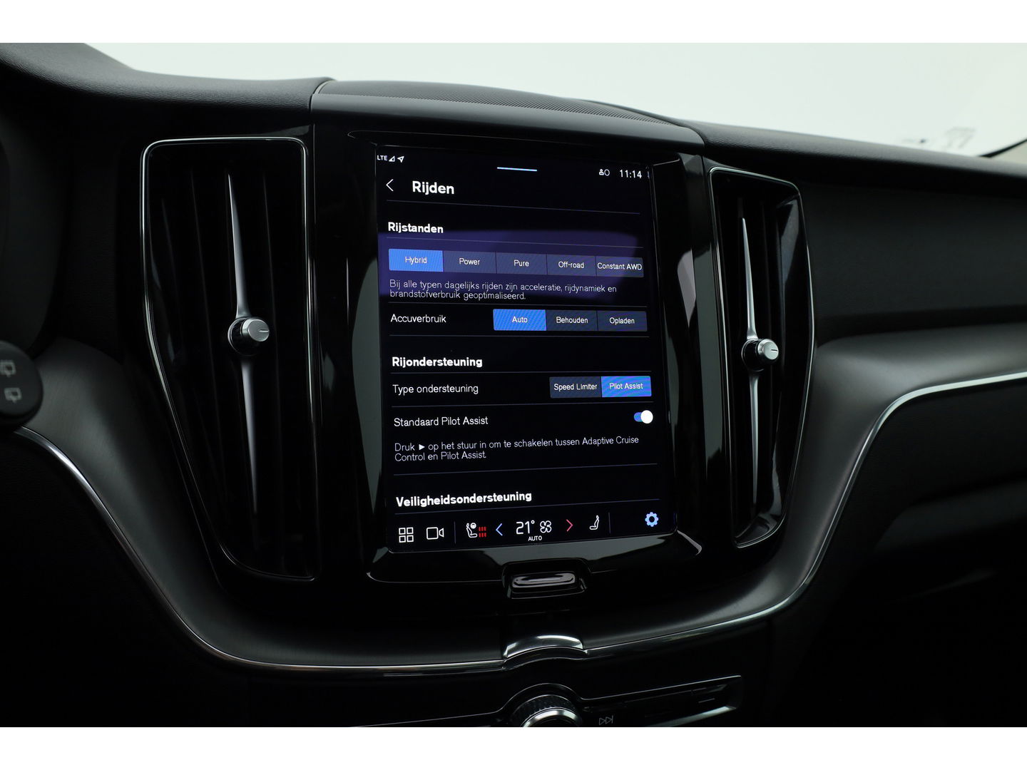 Volvo XC60 2.0 T6 Plug-in hybrid AWD Core | Pano | Pilot Assist | Blis | 4x Stoel- & stuurverw. | 19" | CarPlay |