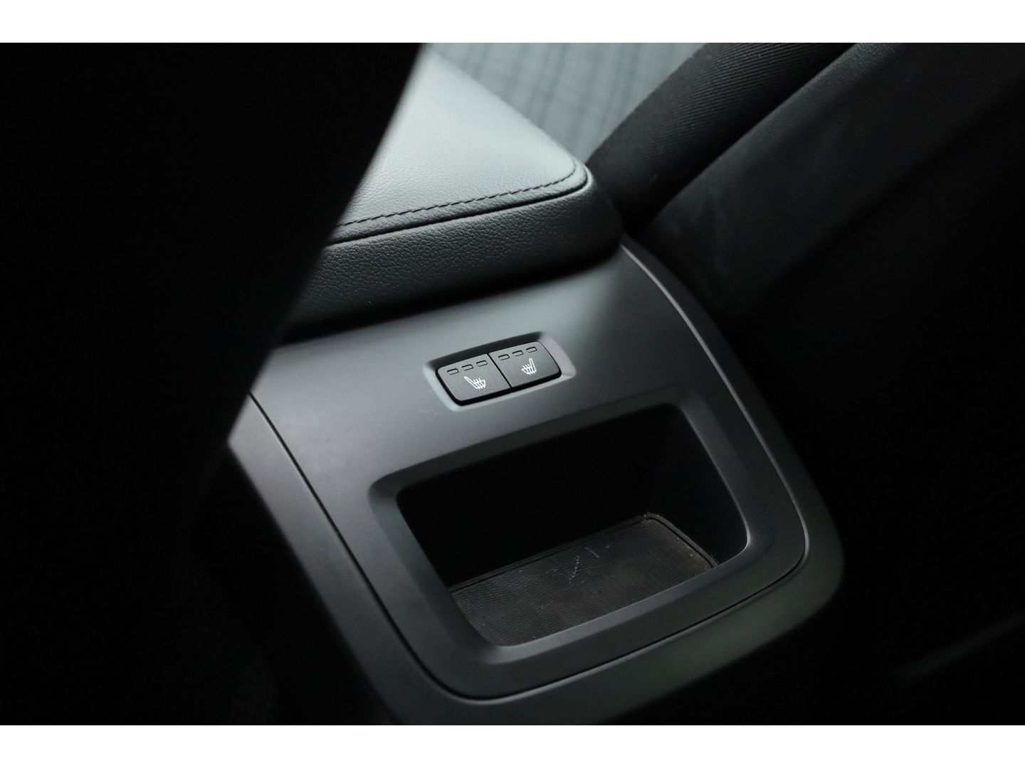 Volvo XC60 2.0 T6 Plug-in hybrid AWD Core | Pano | Pilot Assist | Blis | 4x Stoel- & stuurverw. | 19" | CarPlay |