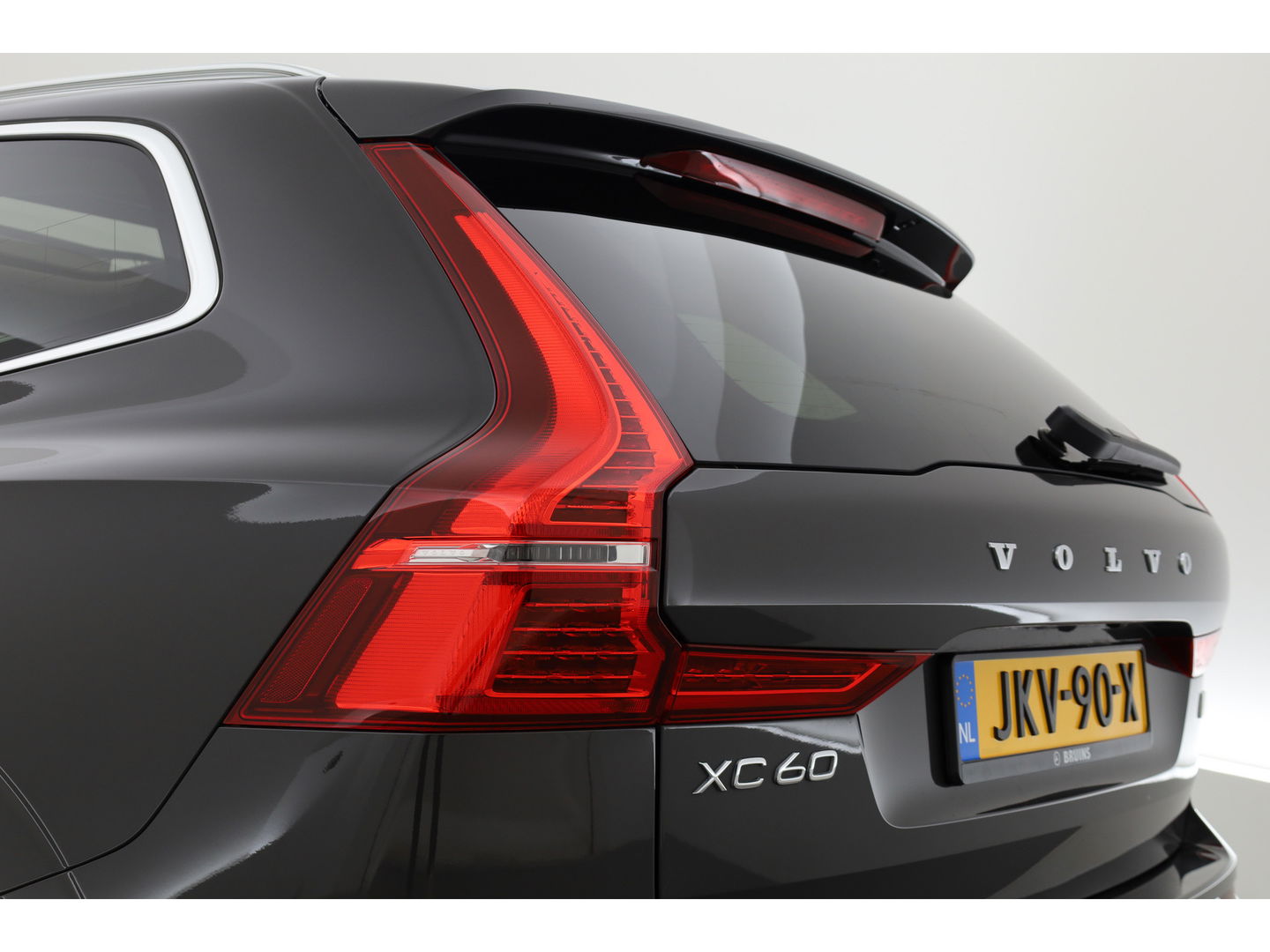Volvo XC60 2.0 T6 Plug-in hybrid AWD Core | Pano | Pilot Assist | Blis | 4x Stoel- & stuurverw. | 19" | CarPlay |