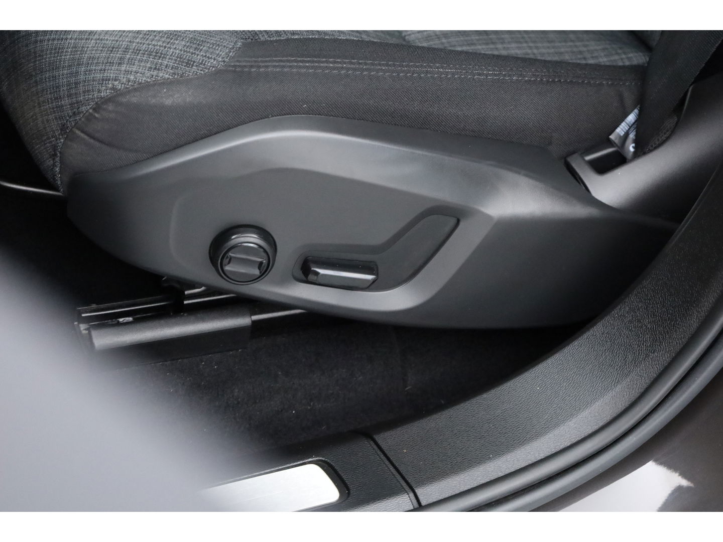 Volvo XC60 2.0 T6 Plug-in hybrid AWD Core | Pano | Pilot Assist | Blis | 4x Stoel- & stuurverw. | 19" | CarPlay |