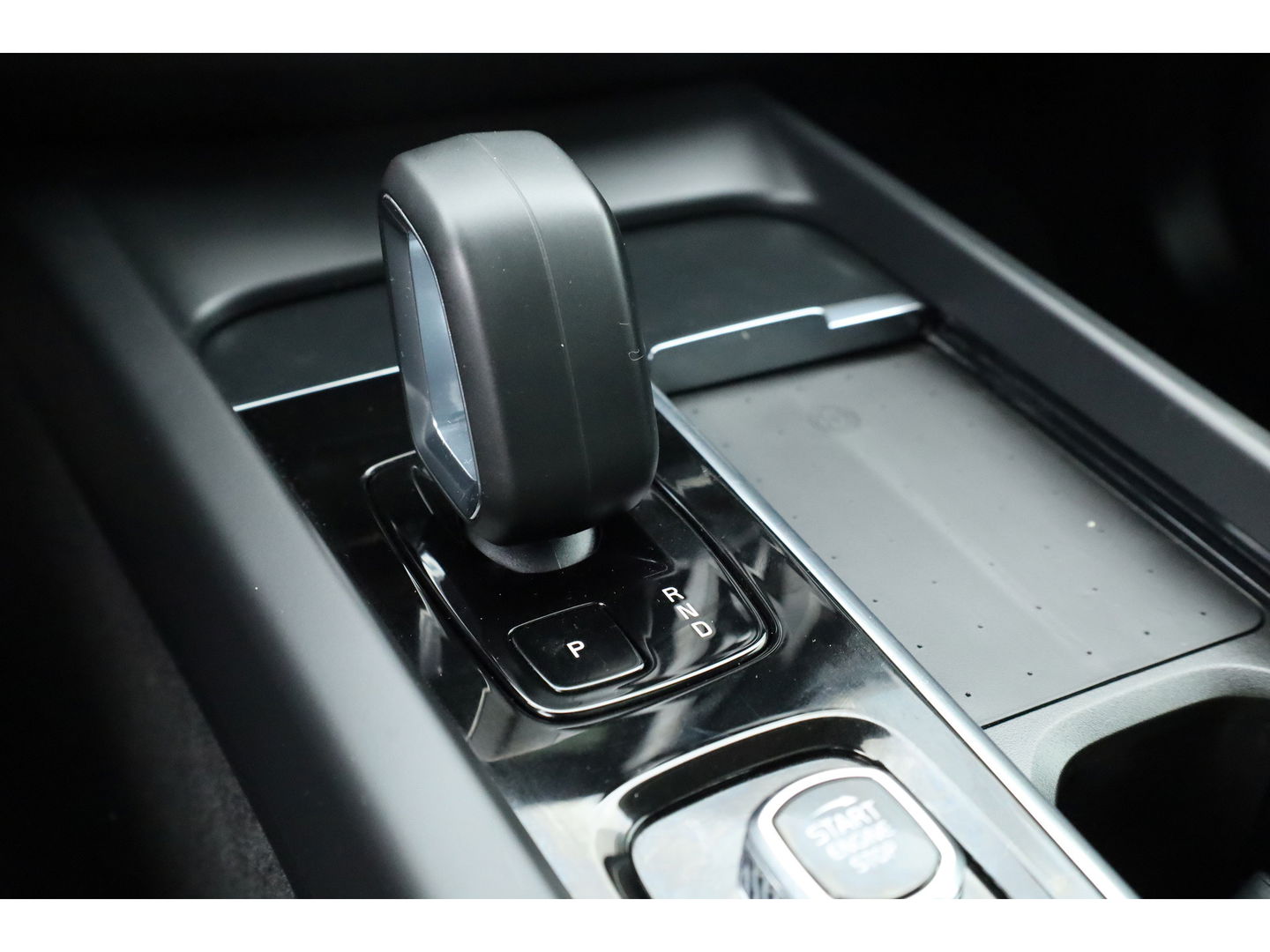 Volvo XC60 2.0 T6 Plug-in hybrid AWD Core | Pano | Pilot Assist | Blis | 4x Stoel- & stuurverw. | 19" | CarPlay |