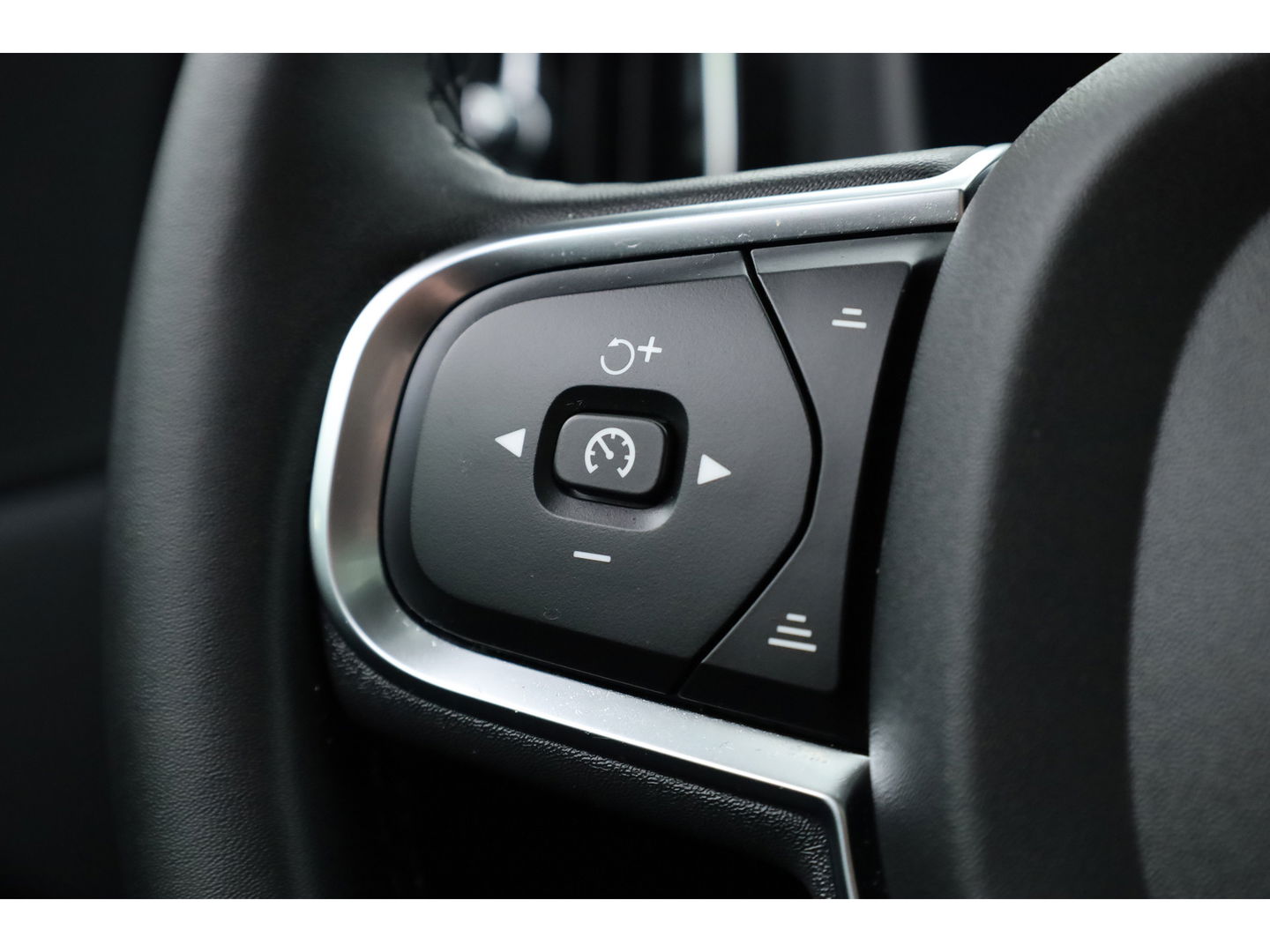 Volvo XC60 2.0 T6 Plug-in hybrid AWD Core | Pano | Pilot Assist | Blis | 4x Stoel- & stuurverw. | 19" | CarPlay |