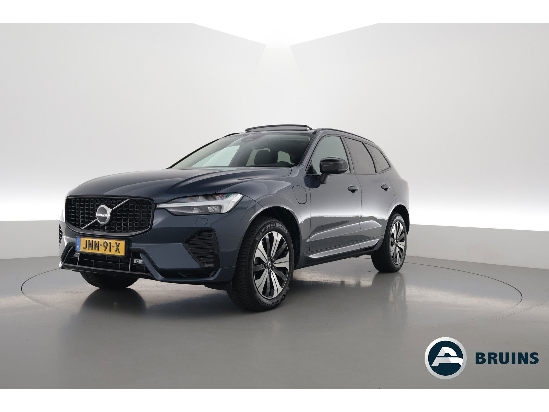 Volvo XC60 T8 Plug-in Hybrid Plus Dark | Pano | ACC | Blis | Elek. trekhaak | H&K | Elek. stoel+mem. | Stuur- & 4x stoelverw. |