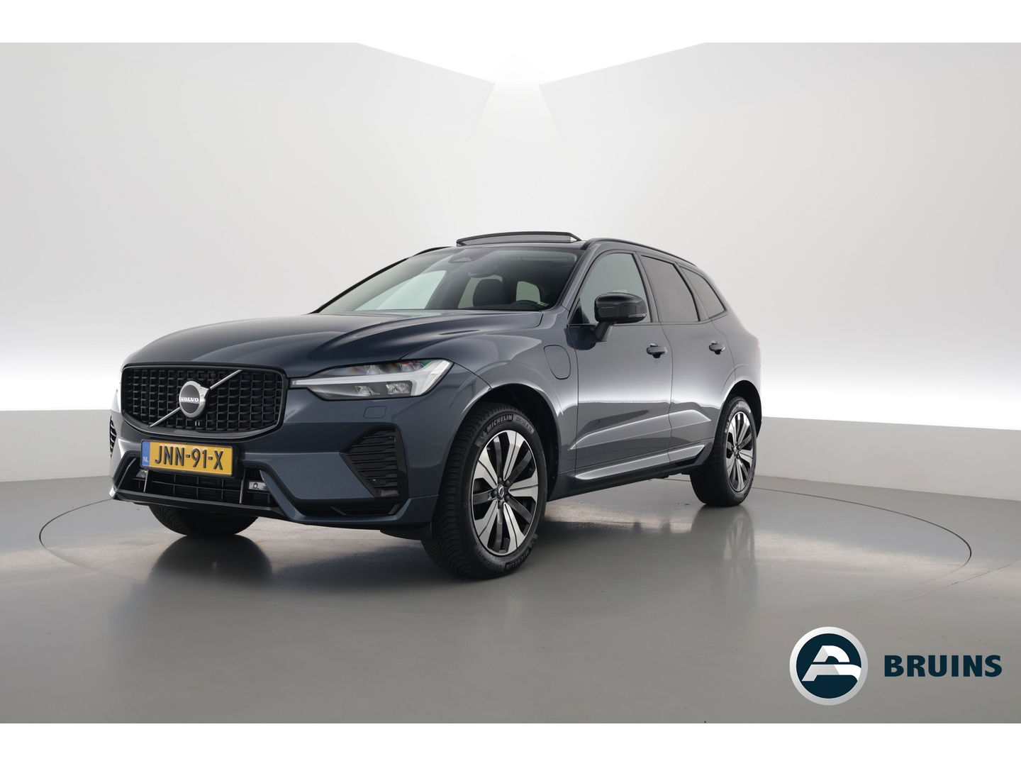 Volvo XC60 T8 Plug-in Hybrid Plus Dark | Pano | ACC | Blis | Elek. trekhaak | H&K | Elek. stoel+mem. | Stuur- & 4x stoelverw. |