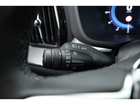 Volvo XC60 T8 Plug-in Hybrid Plus Dark | Pano | ACC | Blis | Elek. trekhaak | H&K | Elek. stoel+mem. | Stuur- & 4x stoelverw. |