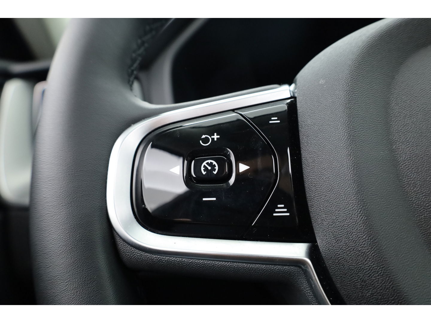 Volvo XC60 T8 Plug-in Hybrid Plus Dark | Pano | ACC | Blis | Elek. trekhaak | H&K | Elek. stoel+mem. | Stuur- & 4x stoelverw. |