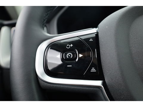 Volvo XC60 T8 Plug-in Hybrid Plus Dark | Pano | ACC | Blis | Elek. trekhaak | H&K | Elek. stoel+mem. | Stuur- & 4x stoelverw. |