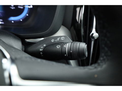 Volvo XC60 T8 Plug-in Hybrid Plus Dark | Pano | ACC | Blis | Elek. trekhaak | H&K | Elek. stoel+mem. | Stuur- & 4x stoelverw. |