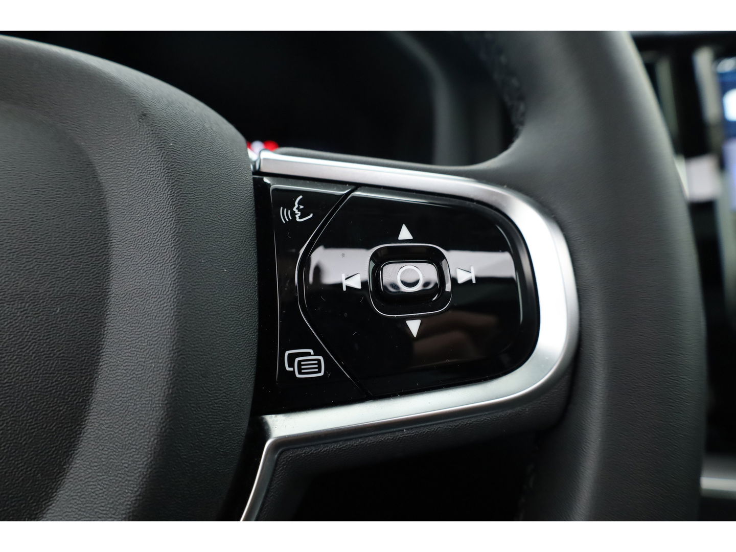 Volvo XC60 T8 Plug-in Hybrid Plus Dark | Pano | ACC | Blis | Elek. trekhaak | H&K | Elek. stoel+mem. | Stuur- & 4x stoelverw. |