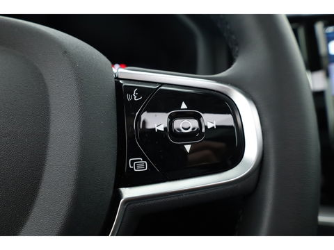 Volvo XC60 T8 Plug-in Hybrid Plus Dark | Pano | ACC | Blis | Elek. trekhaak | H&K | Elek. stoel+mem. | Stuur- & 4x stoelverw. |