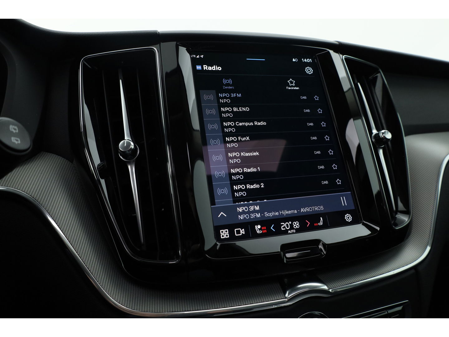 Volvo XC60 T8 Plug-in Hybrid Plus Dark | Pano | ACC | Blis | Elek. trekhaak | H&K | Elek. stoel+mem. | Stuur- & 4x stoelverw. |