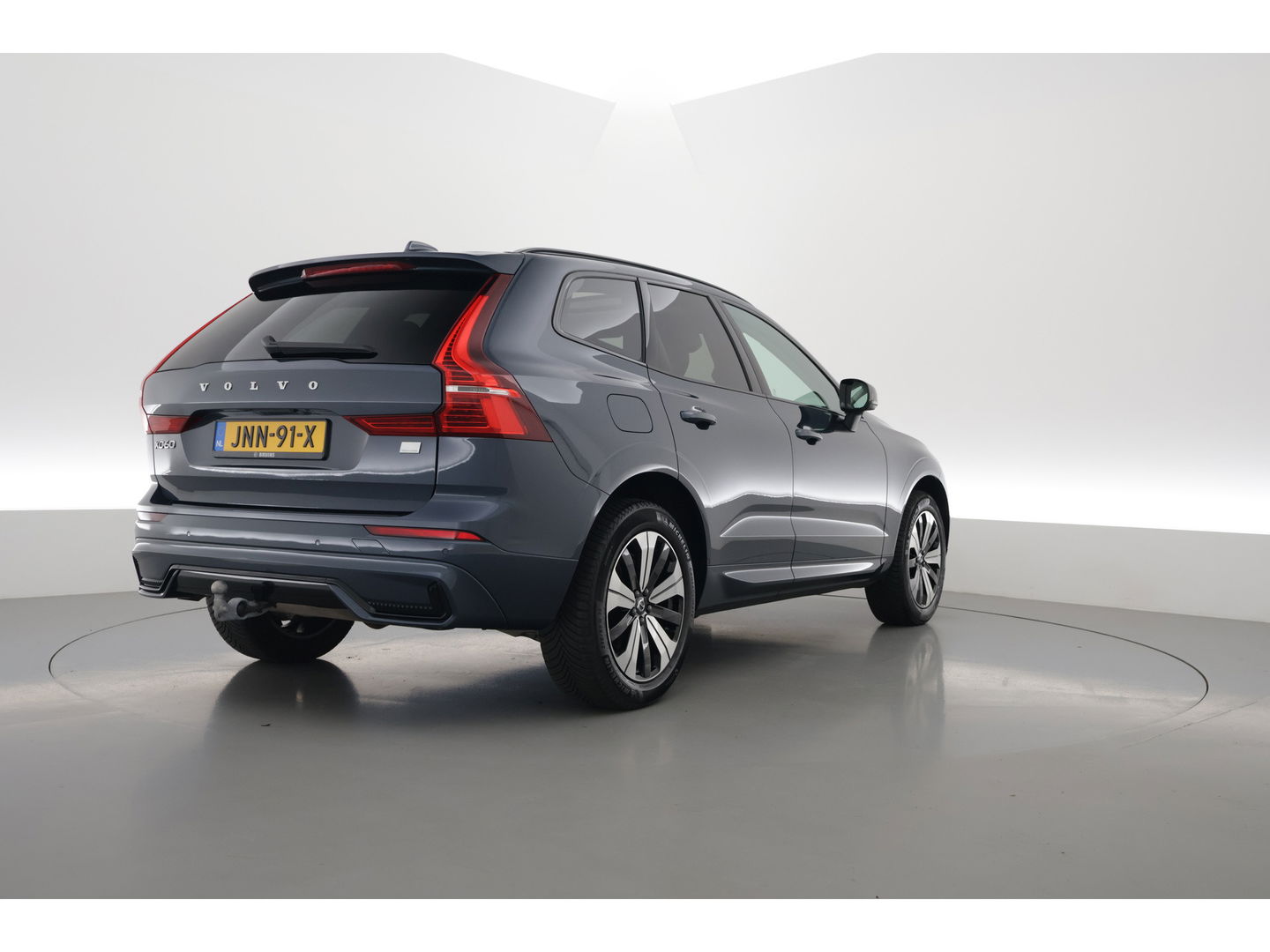 Volvo XC60 T8 Plug-in Hybrid Plus Dark | Pano | ACC | Blis | Elek. trekhaak | H&K | Elek. stoel+mem. | Stuur- & 4x stoelverw. |