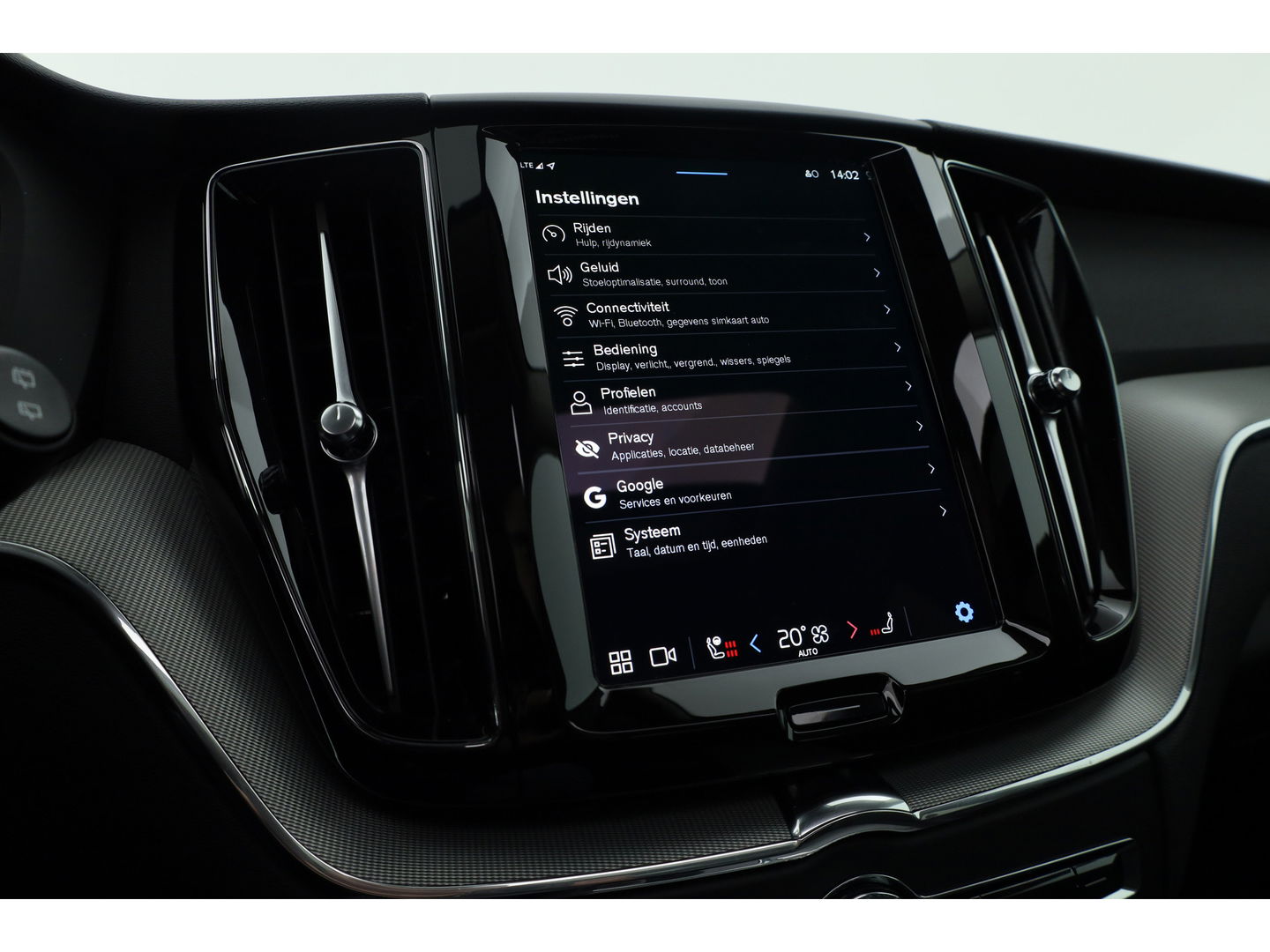 Volvo XC60 T8 Plug-in Hybrid Plus Dark | Pano | ACC | Blis | Elek. trekhaak | H&K | Elek. stoel+mem. | Stuur- & 4x stoelverw. |