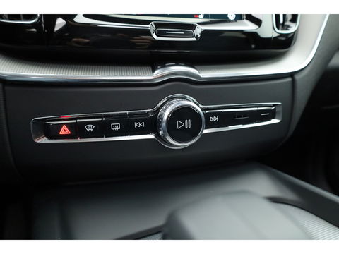 Volvo XC60 T8 Plug-in Hybrid Plus Dark | Pano | ACC | Blis | Elek. trekhaak | H&K | Elek. stoel+mem. | Stuur- & 4x stoelverw. |