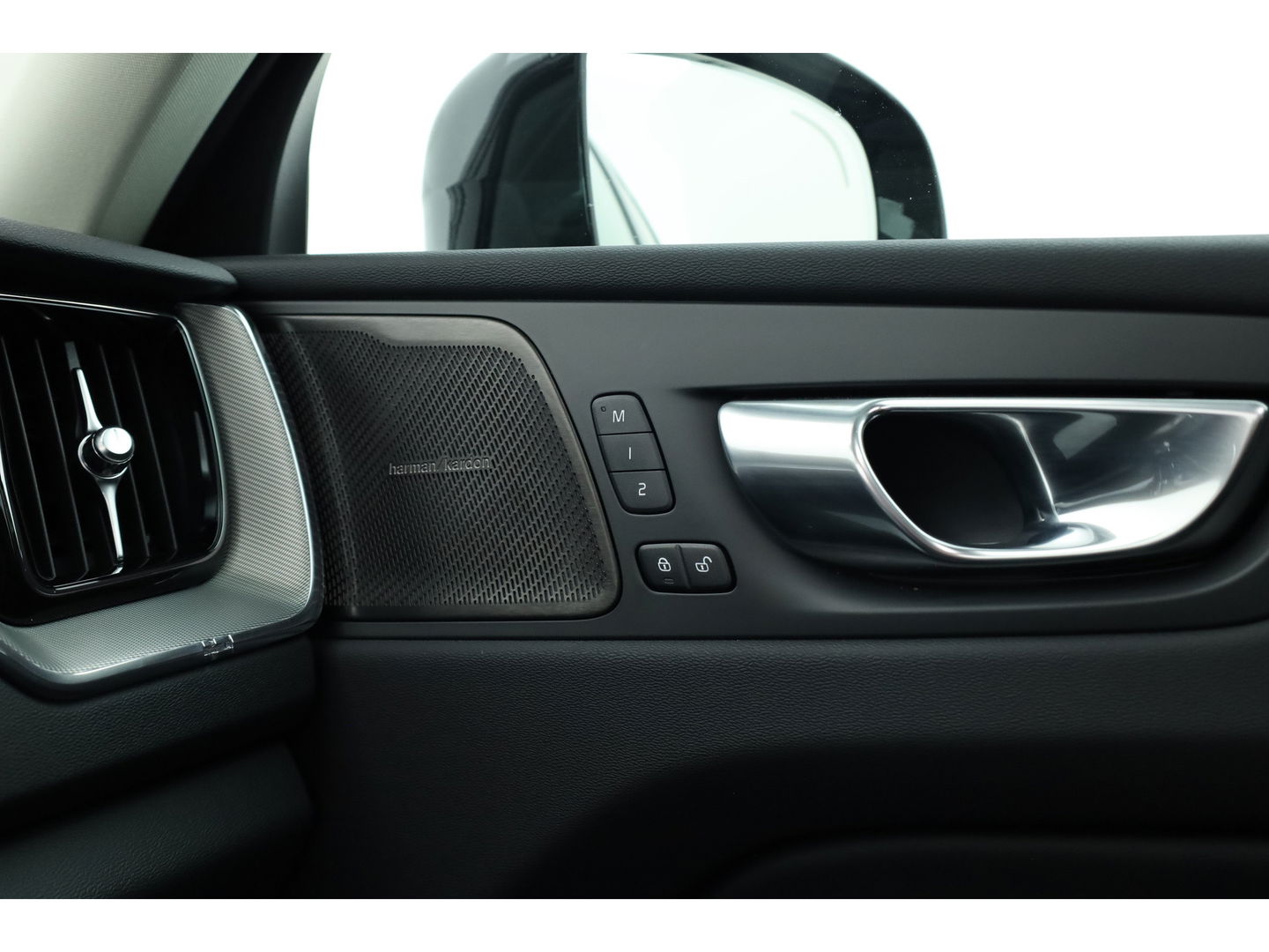 Volvo XC60 T8 Plug-in Hybrid Plus Dark | Pano | ACC | Blis | Elek. trekhaak | H&K | Elek. stoel+mem. | Stuur- & 4x stoelverw. |