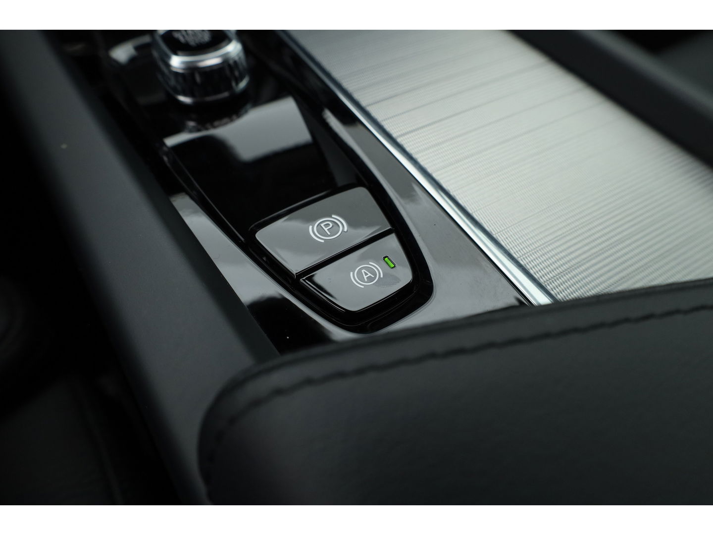 Volvo XC60 T8 Plug-in Hybrid Plus Dark | Pano | ACC | Blis | Elek. trekhaak | H&K | Elek. stoel+mem. | Stuur- & 4x stoelverw. |