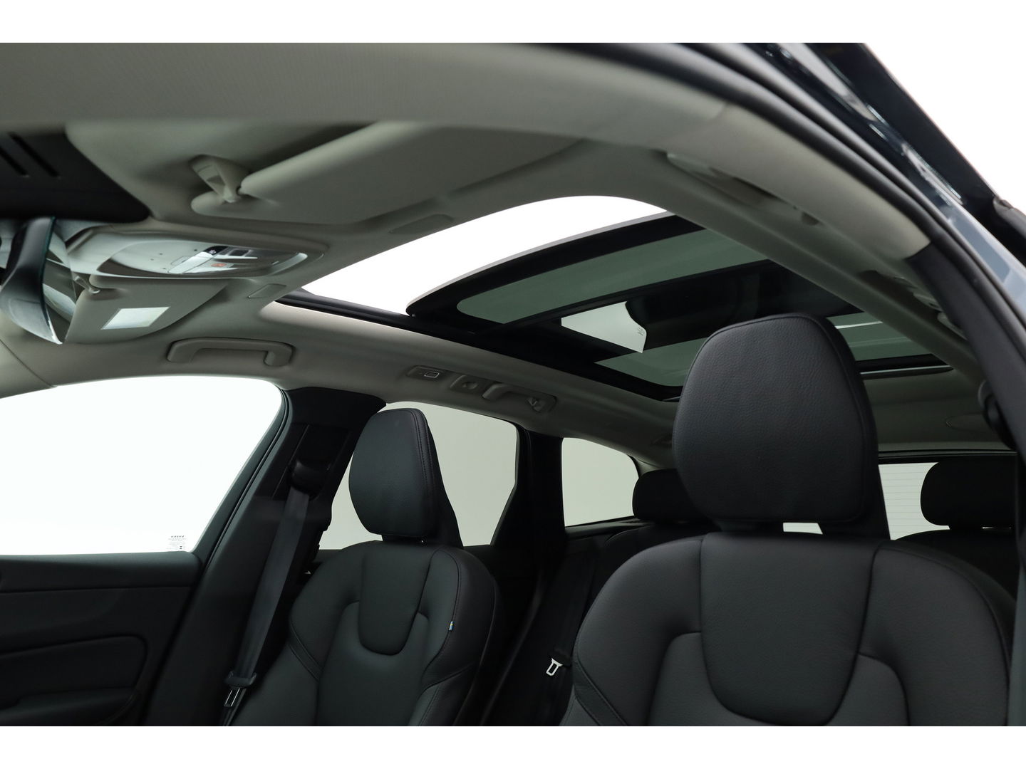 Volvo XC60 T8 Plug-in Hybrid Plus Dark | Pano | ACC | Blis | Elek. trekhaak | H&K | Elek. stoel+mem. | Stuur- & 4x stoelverw. |
