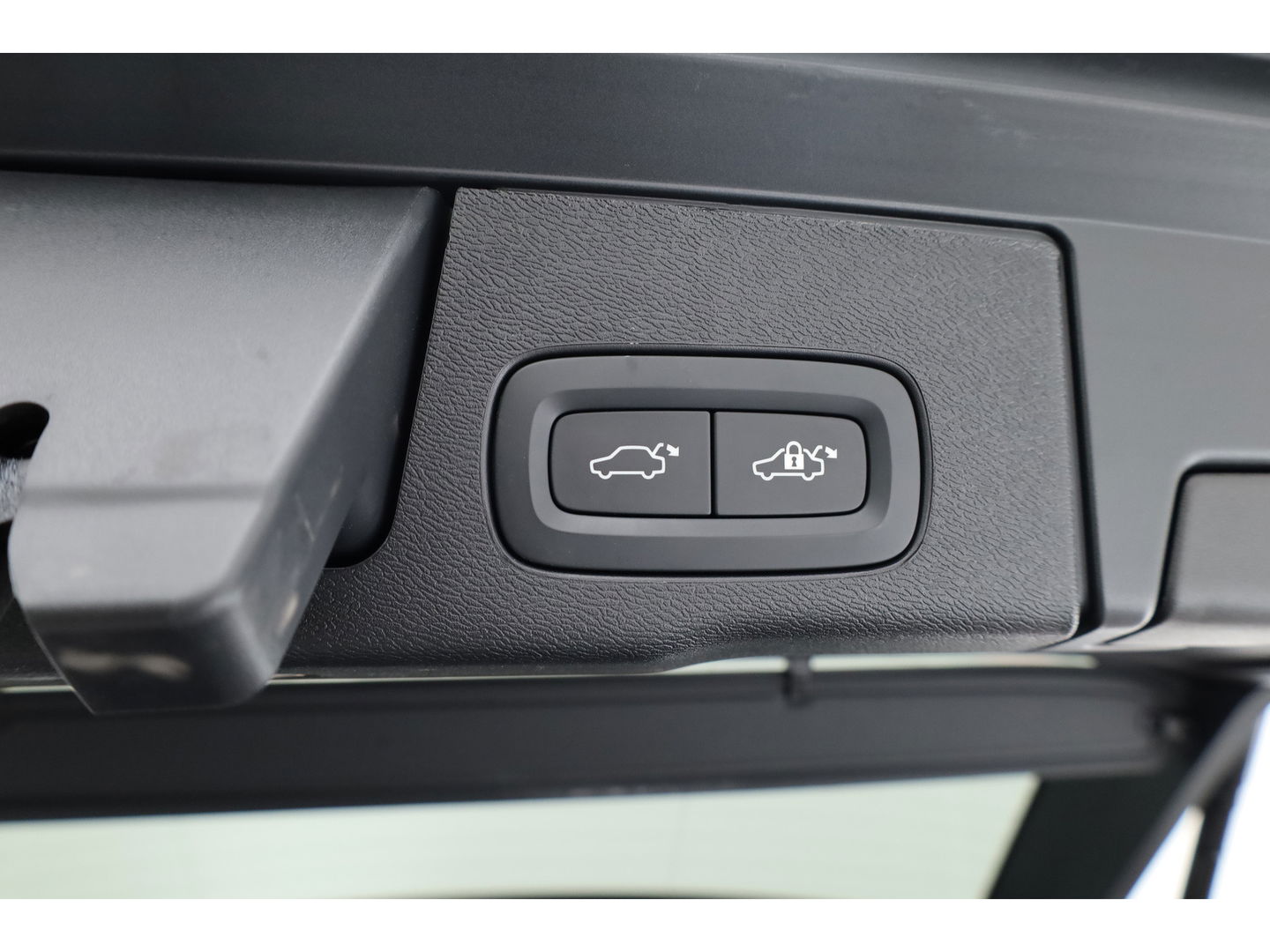 Volvo XC60 T8 Plug-in Hybrid Plus Dark | Pano | ACC | Blis | Elek. trekhaak | H&K | Elek. stoel+mem. | Stuur- & 4x stoelverw. |