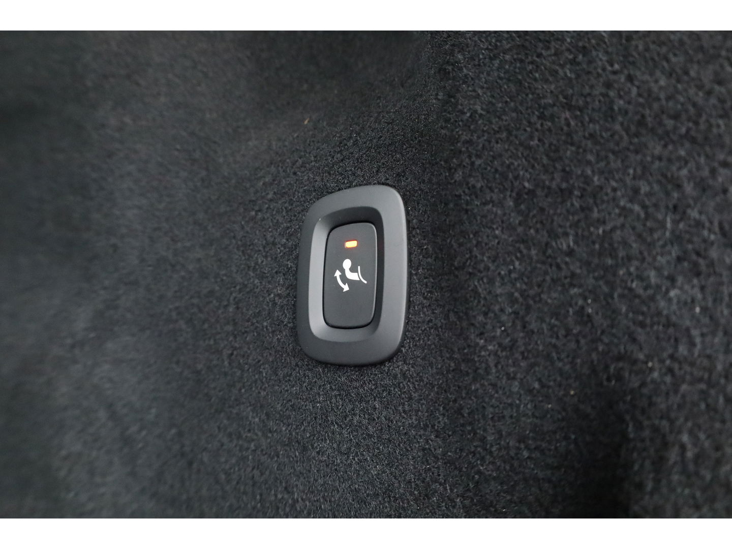 Volvo XC60 T8 Plug-in Hybrid Plus Dark | Pano | ACC | Blis | Elek. trekhaak | H&K | Elek. stoel+mem. | Stuur- & 4x stoelverw. |