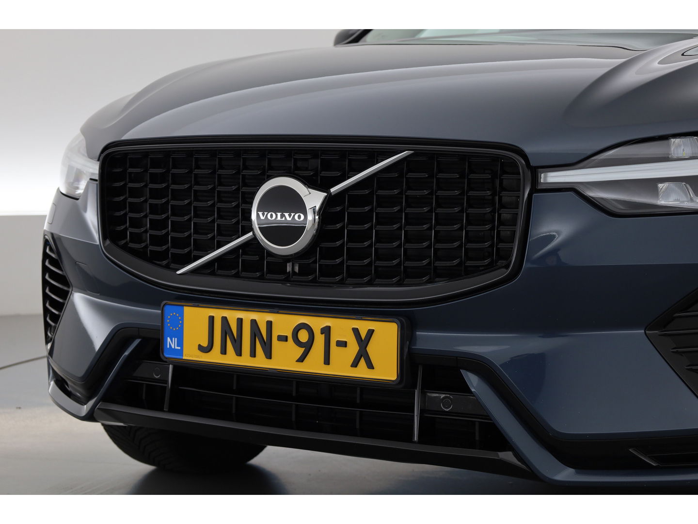 Volvo XC60 T8 Plug-in Hybrid Plus Dark | Pano | ACC | Blis | Elek. trekhaak | H&K | Elek. stoel+mem. | Stuur- & 4x stoelverw. |