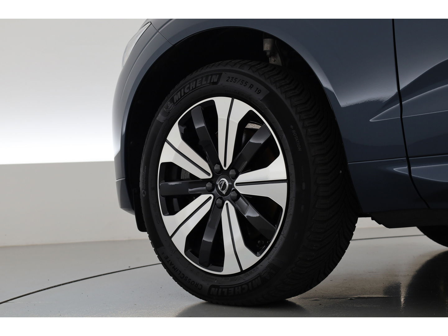 Volvo XC60 T8 Plug-in Hybrid Plus Dark | Pano | ACC | Blis | Elek. trekhaak | H&K | Elek. stoel+mem. | Stuur- & 4x stoelverw. |