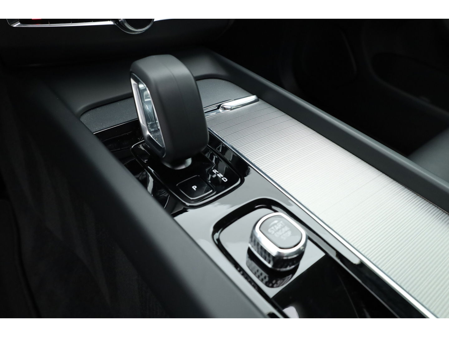 Volvo XC60 T8 Plug-in Hybrid Plus Dark | Pano | ACC | Blis | Elek. trekhaak | H&K | Elek. stoel+mem. | Stuur- & 4x stoelverw. |