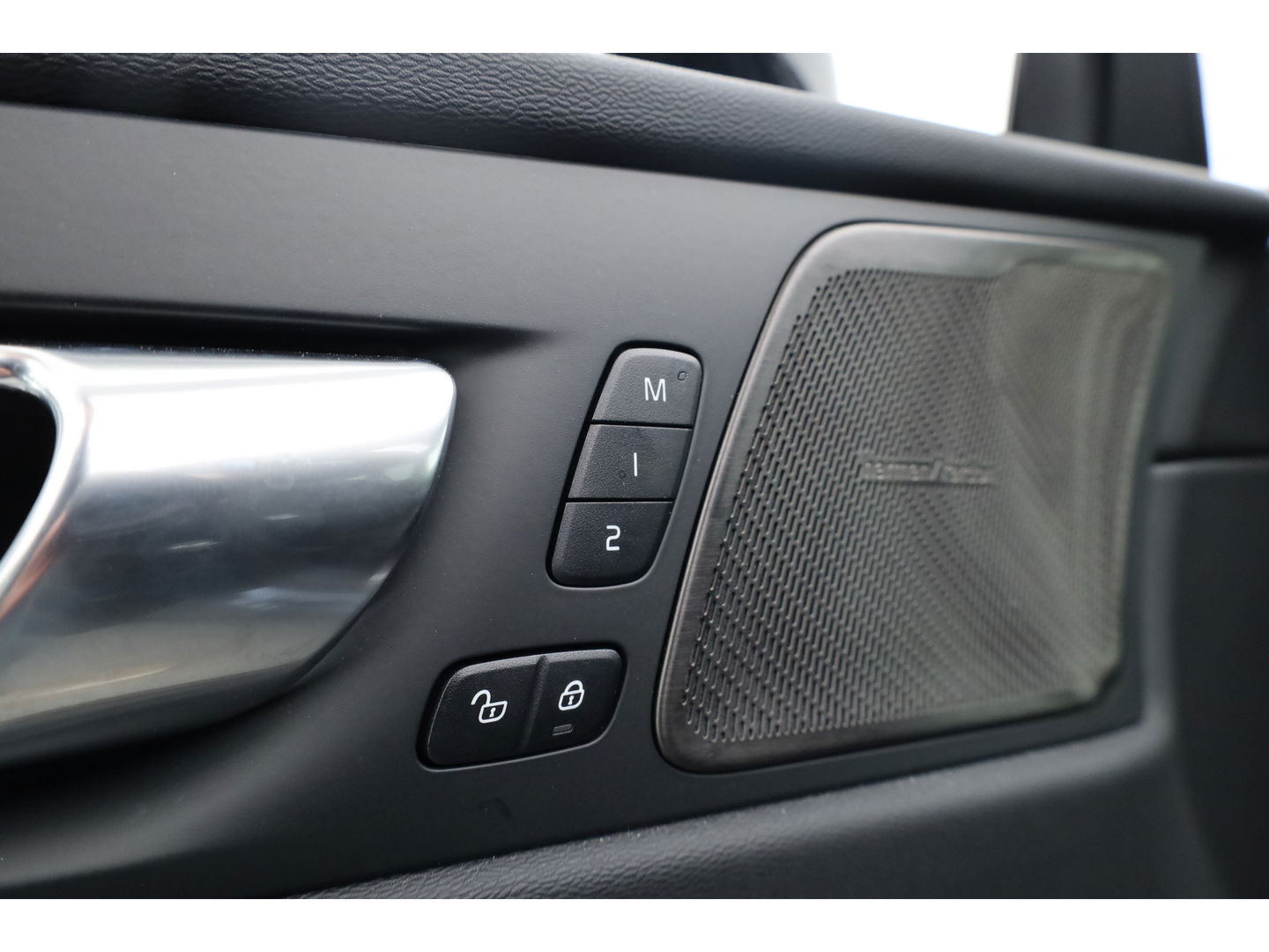 Volvo XC60 T8 Plug-in Hybrid Plus Dark | Pano | ACC | Blis | Elek. trekhaak | H&K | Elek. stoel+mem. | Stuur- & 4x stoelverw. |