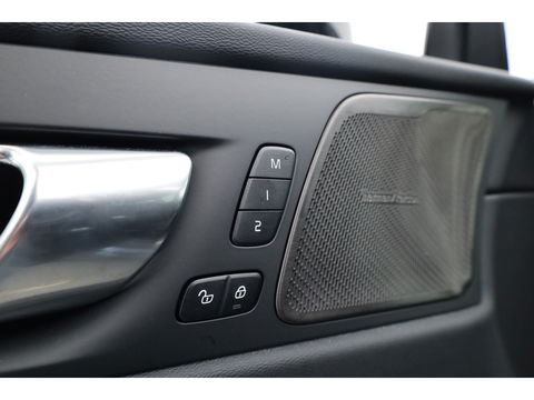 Volvo XC60 T8 Plug-in Hybrid Plus Dark | Pano | ACC | Blis | Elek. trekhaak | H&K | Elek. stoel+mem. | Stuur- & 4x stoelverw. |