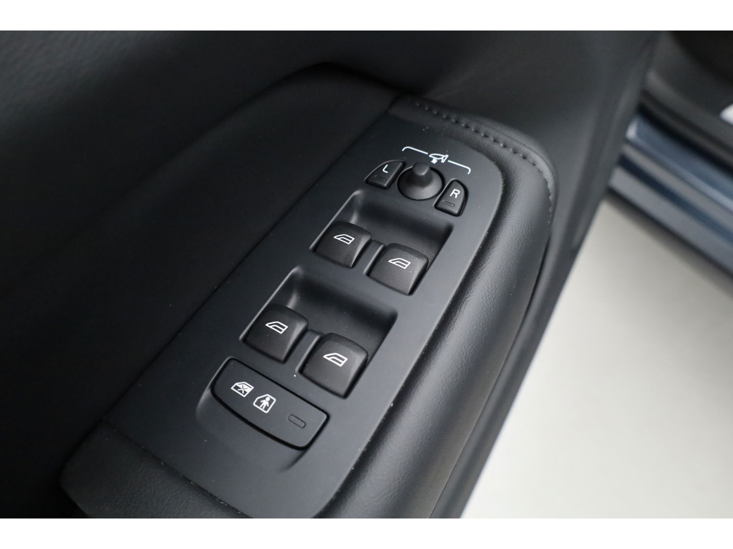 Volvo XC60 T8 Plug-in Hybrid Plus Dark | Pano | ACC | Blis | Elek. trekhaak | H&K | Elek. stoel+mem. | Stuur- & 4x stoelverw. |