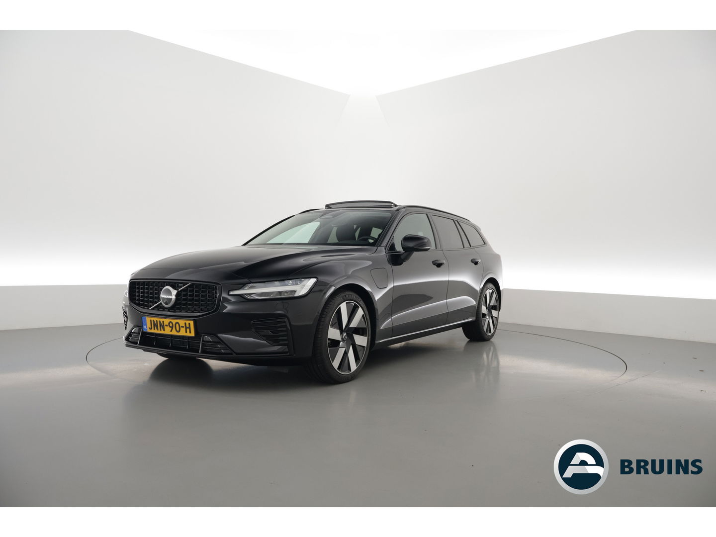 Volvo V60 2.0 T6 Plug-in hybrid AWD Plus Dark | Pano | 360 Camera | Elek trekhaak | H&K Audio | 4 stoel + stuurverw.|