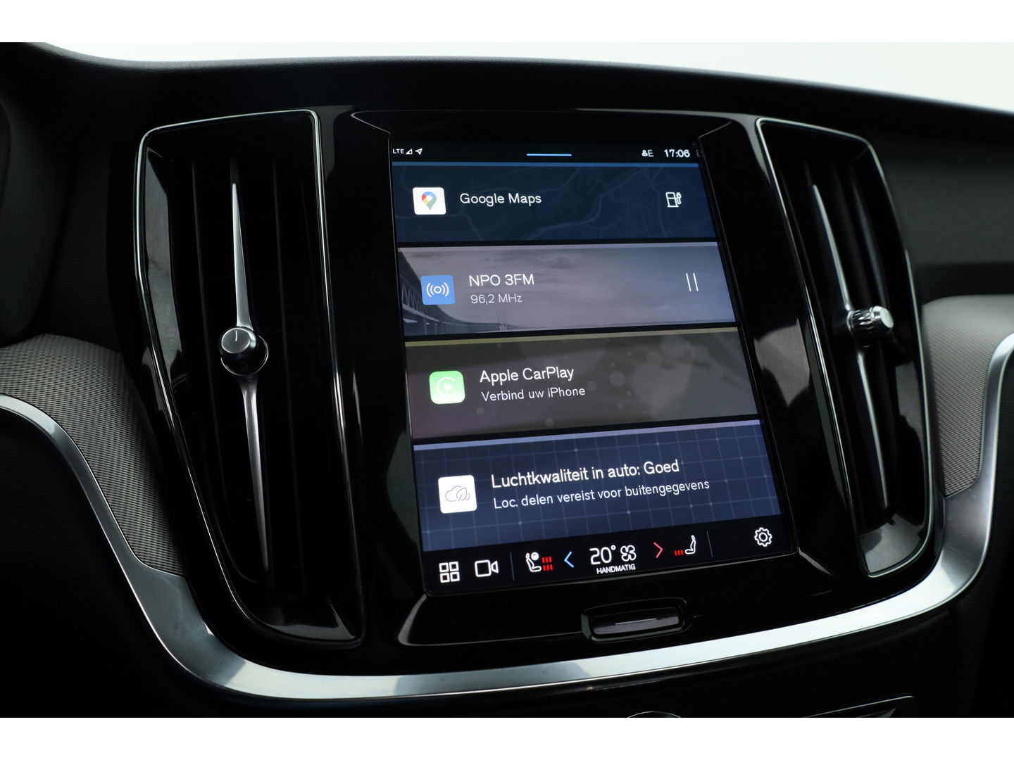 Volvo V60 2.0 T6 Plug-in hybrid AWD Plus Dark | Pano | 360 Camera | Elek trekhaak | H&K Audio | 4 stoel + stuurverw.|