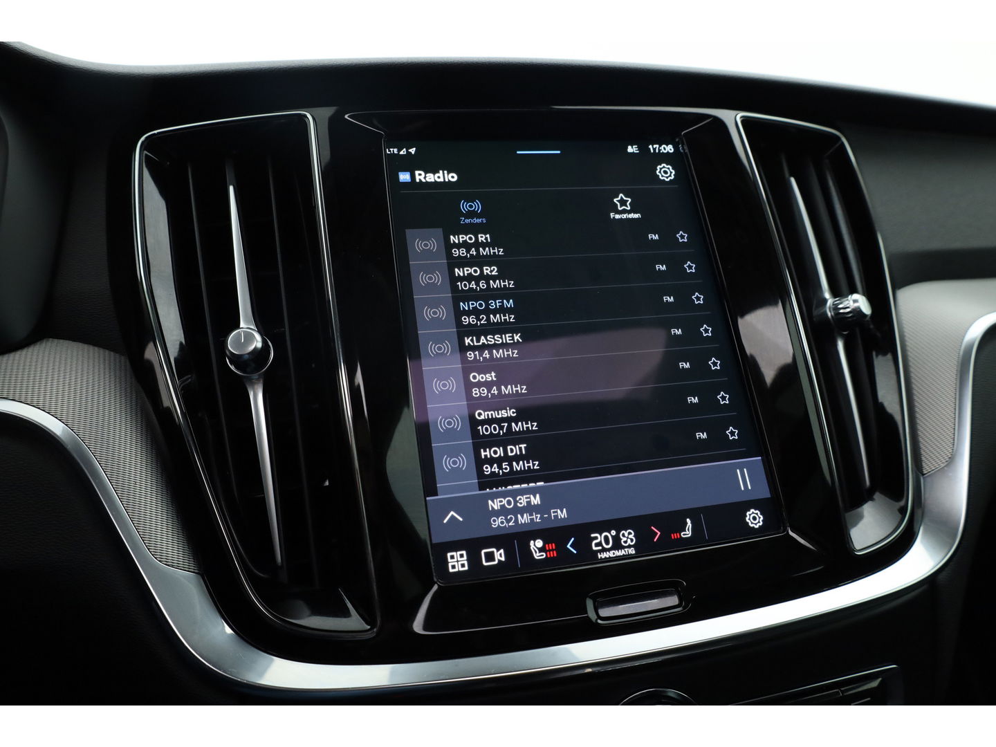 Volvo V60 2.0 T6 Plug-in hybrid AWD Plus Dark | Pano | 360 Camera | Elek trekhaak | H&K Audio | 4 stoel + stuurverw.|