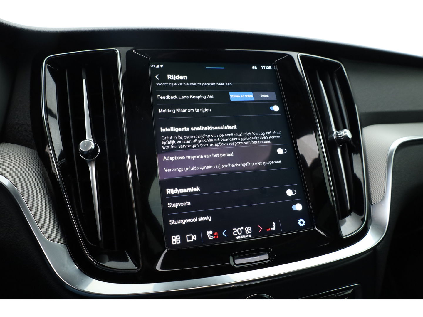 Volvo V60 2.0 T6 Plug-in hybrid AWD Plus Dark | Pano | 360 Camera | Elek trekhaak | H&K Audio | 4 stoel + stuurverw.|