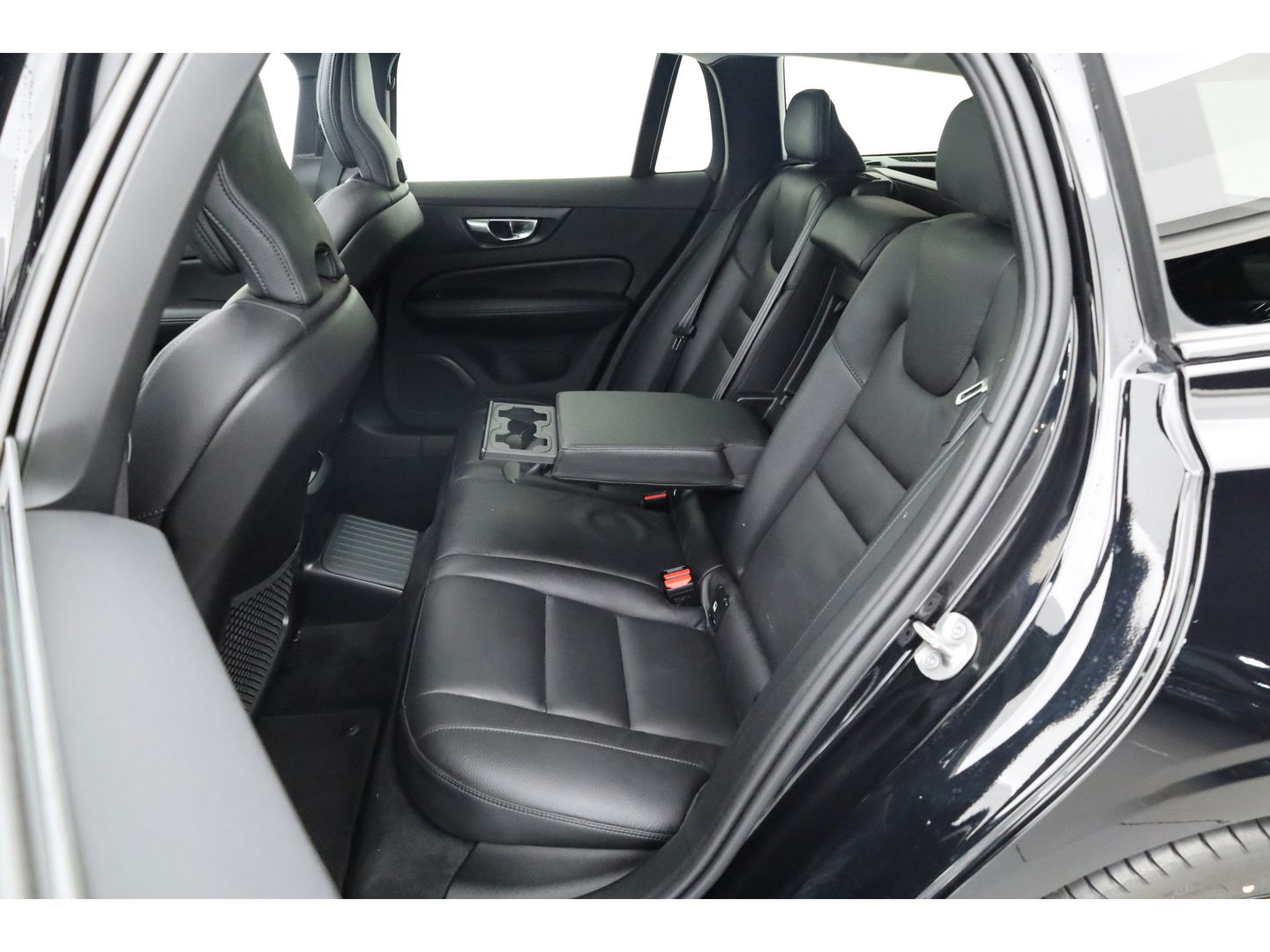 Volvo V60 2.0 T6 Plug-in hybrid AWD Plus Dark | Pano | 360 Camera | Elek trekhaak | H&K Audio | 4 stoel + stuurverw.|