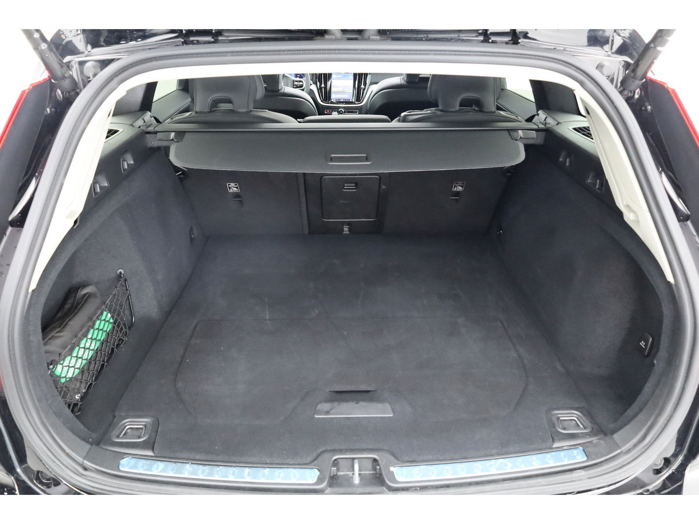 Volvo V60 2.0 T6 Plug-in hybrid AWD Plus Dark | Pano | 360 Camera | Elek trekhaak | H&K Audio | 4 stoel + stuurverw.|