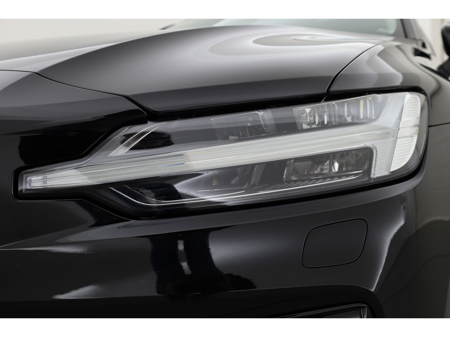 Volvo V60 2.0 T6 Plug-in hybrid AWD Plus Dark | Pano | 360 Camera | Elek trekhaak | H&K Audio | 4 stoel + stuurverw.|