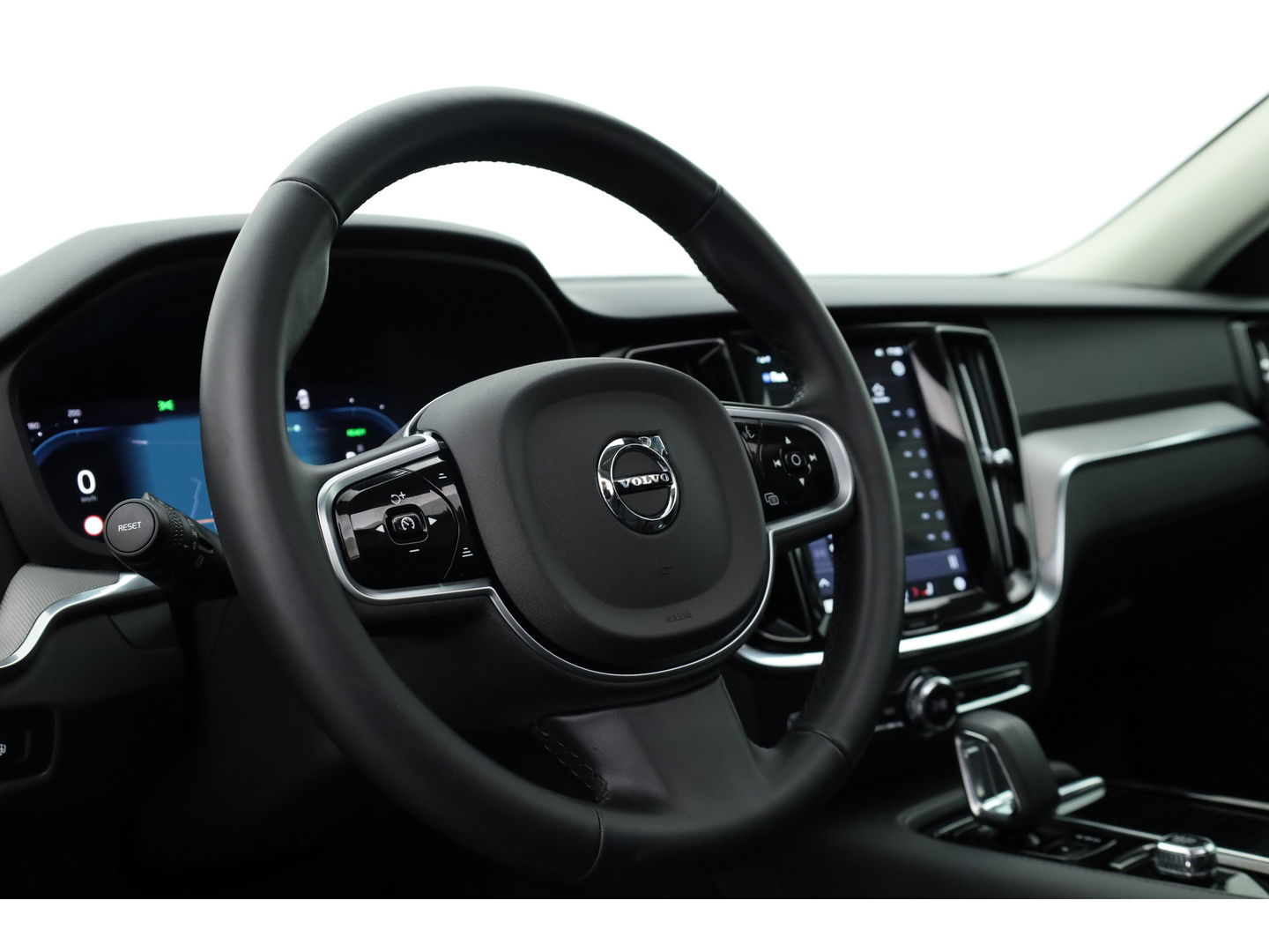 Volvo V60 2.0 T6 Plug-in hybrid AWD Plus Dark | Pano | 360 Camera | Elek trekhaak | H&K Audio | 4 stoel + stuurverw.|