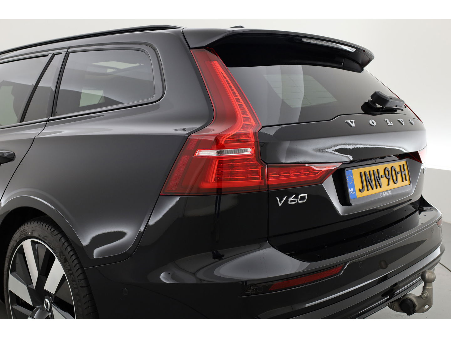 Volvo V60 2.0 T6 Plug-in hybrid AWD Plus Dark | Pano | 360 Camera | Elek trekhaak | H&K Audio | 4 stoel + stuurverw.|