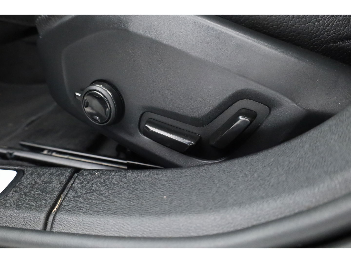 Volvo V60 2.0 T6 Plug-in hybrid AWD Plus Dark | Pano | 360 Camera | Elek trekhaak | H&K Audio | 4 stoel + stuurverw.|