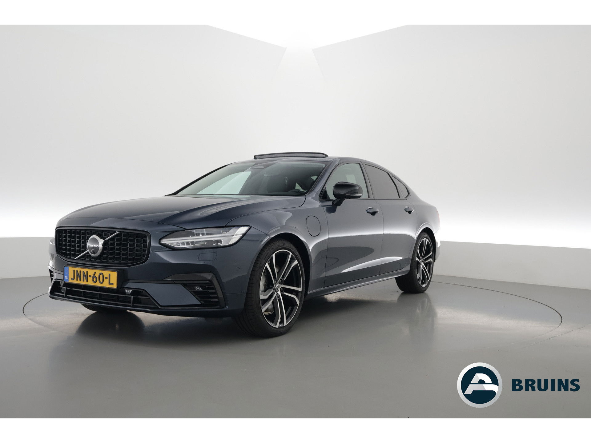 Volvo S90 2.0 T8 AWD Plus Dark | Luchtvering | Pano | Blis | ACC | Elek. stoel+mem. | Stuur- & 4x stoelverw. | H&K | 20" |