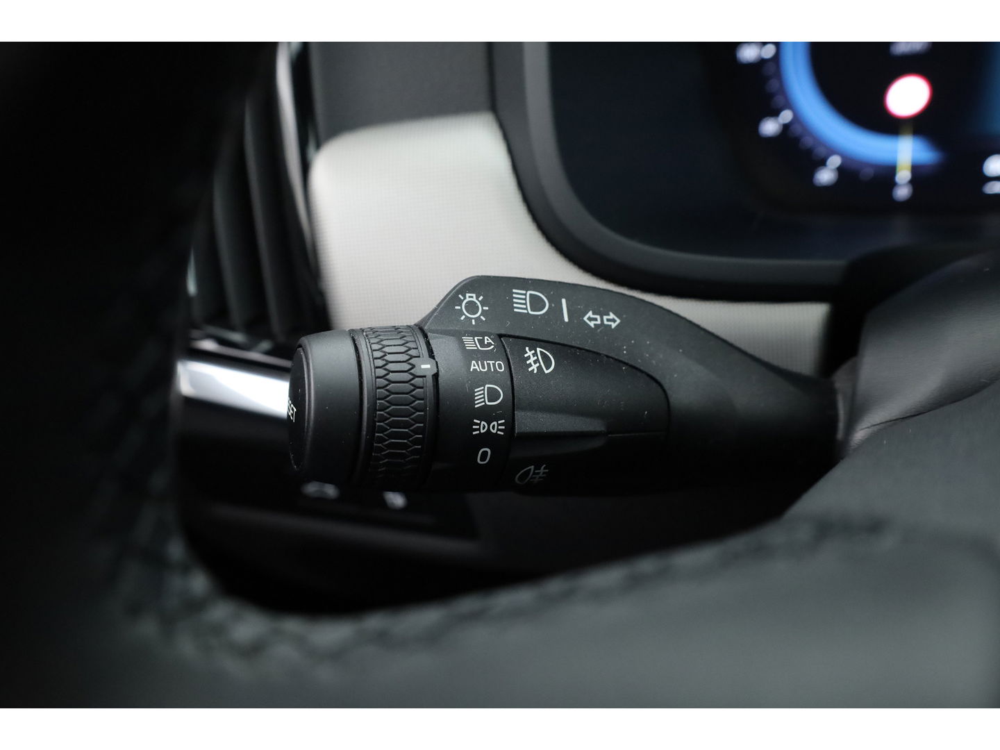 Volvo S90 2.0 T8 AWD Plus Dark | Luchtvering | Pano | Blis | ACC | Elek. stoel+mem. | Stuur- & 4x stoelverw. | H&K | 20" |